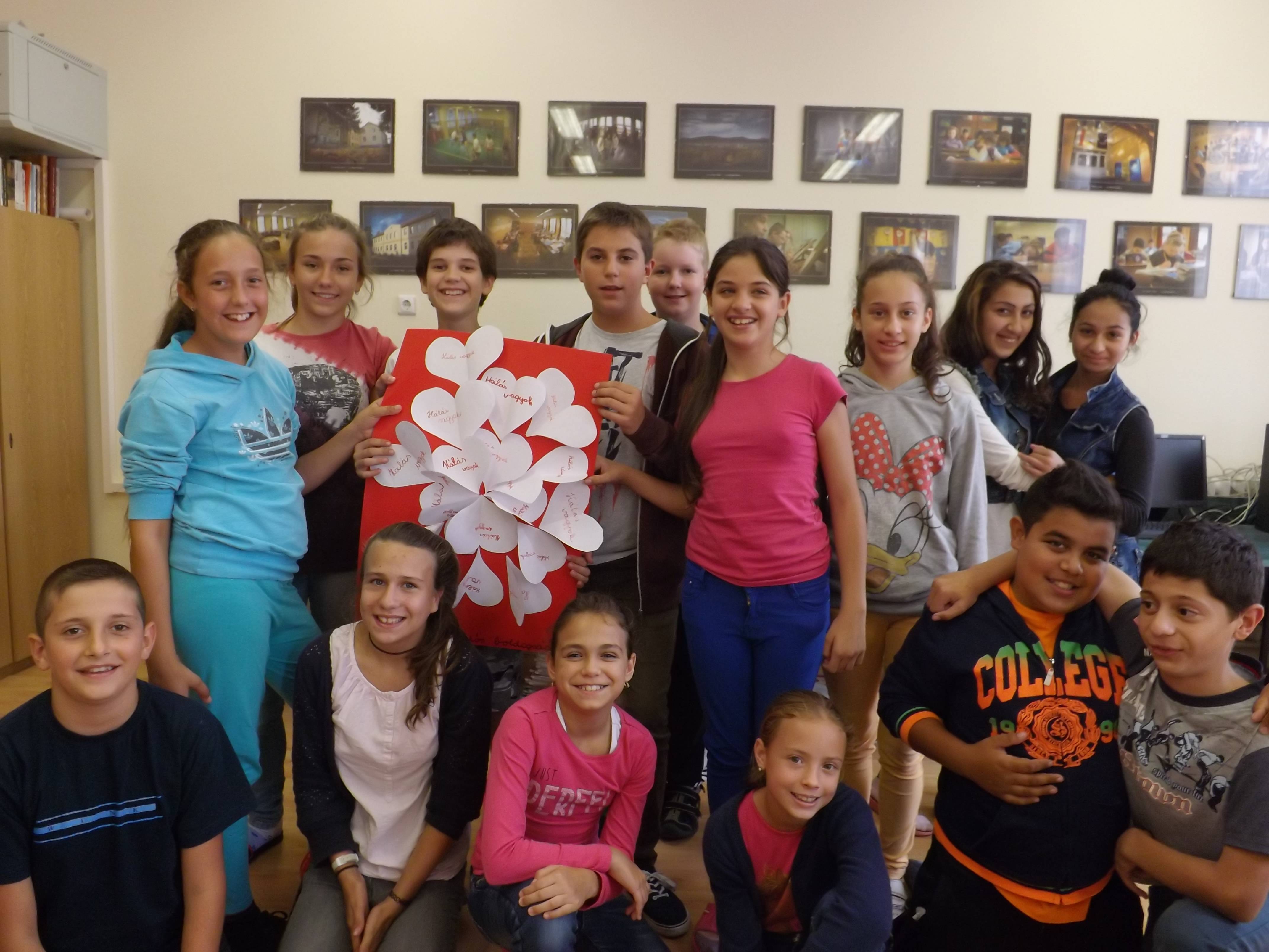 6-osztály-tablóval.jpg 6-osztály-tablóval.jpg