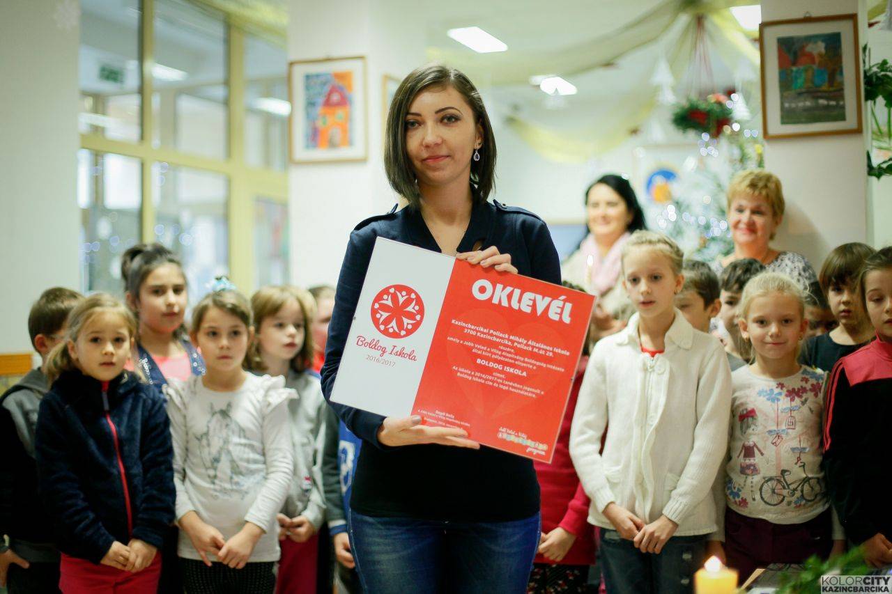 Orsi-és-az-oklevél.jpg Orsi-és-az-oklevél.jpg