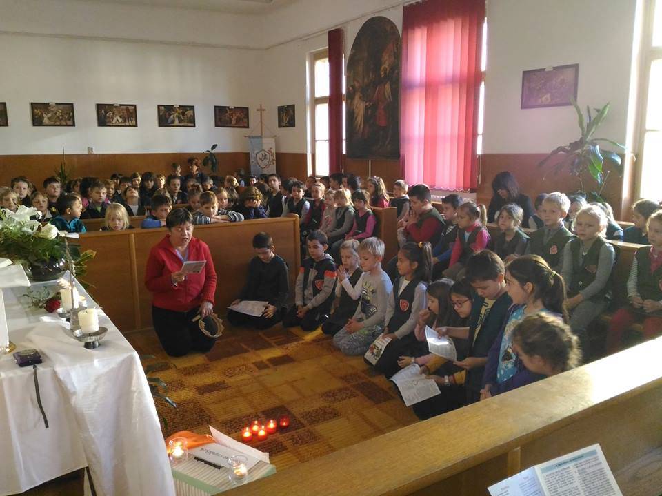 az-elemi-osztályosok-imája-a-békéért-az-iskola-káplnájában_2017_okt_18.jpg