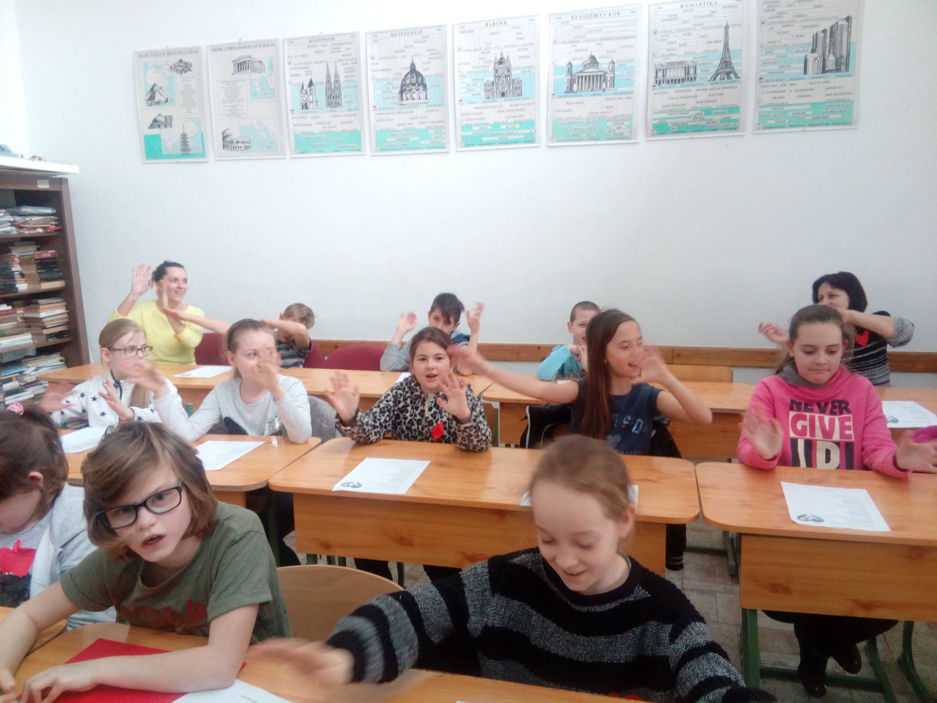 4.a-a-Boldogságdal-éneklése-közben.jpg 4.a-a-Boldogságdal-éneklése-közben.jpg