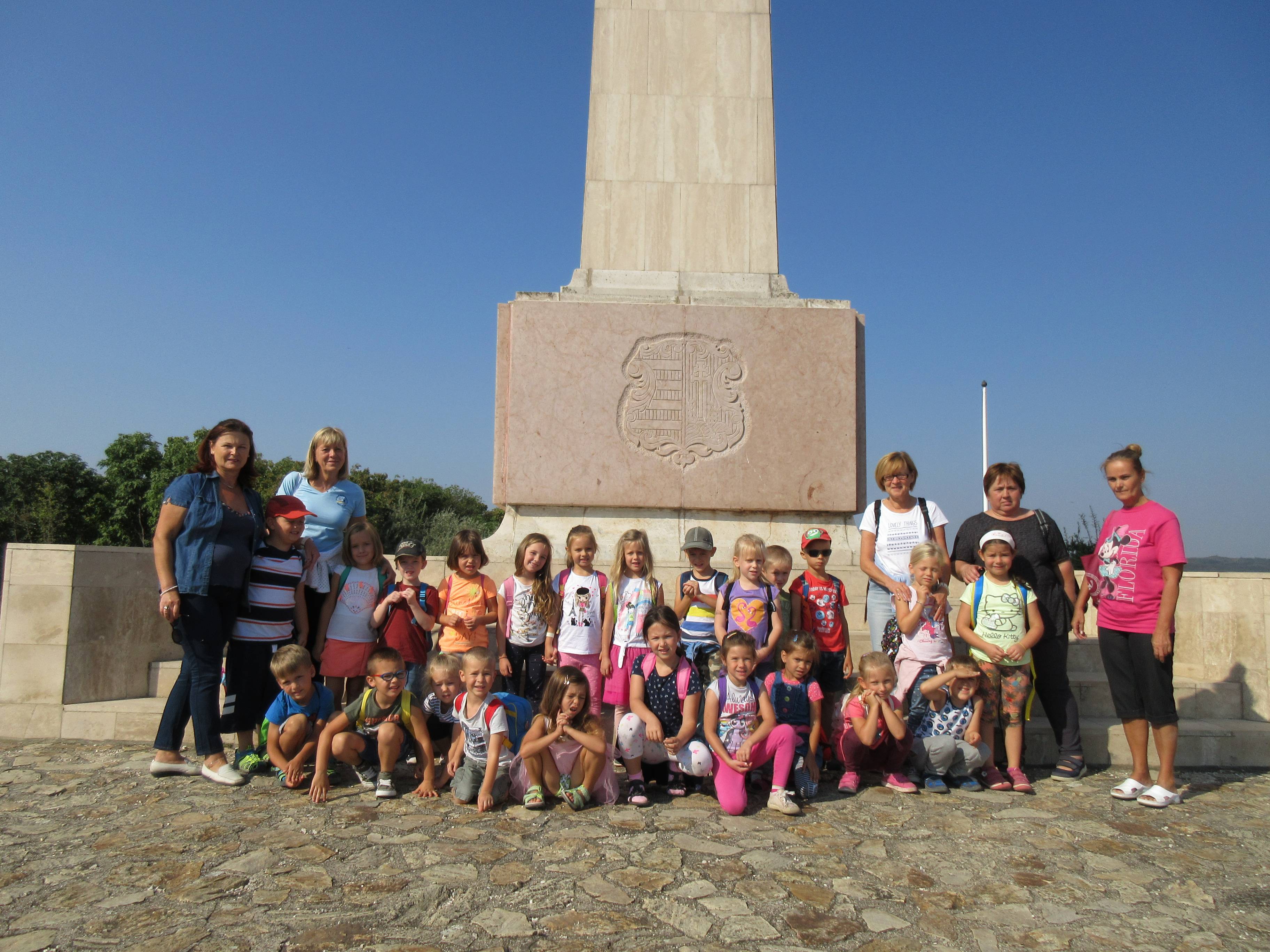 A-Mészeg-hegyi-Oobeliszk-előtt.jpg A-Mészeg-hegyi-Oobeliszk-előtt.jpg