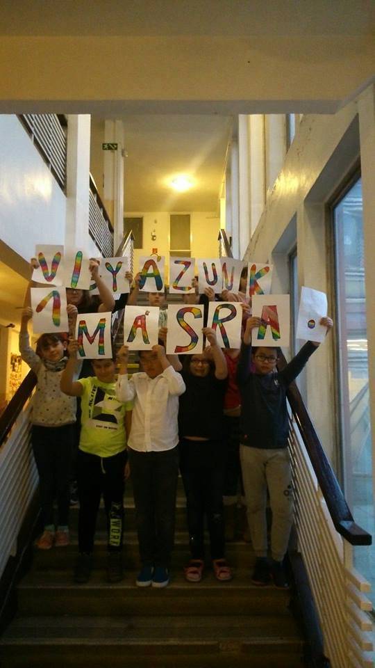 vigyázunk-1másra-lépcső.jpg