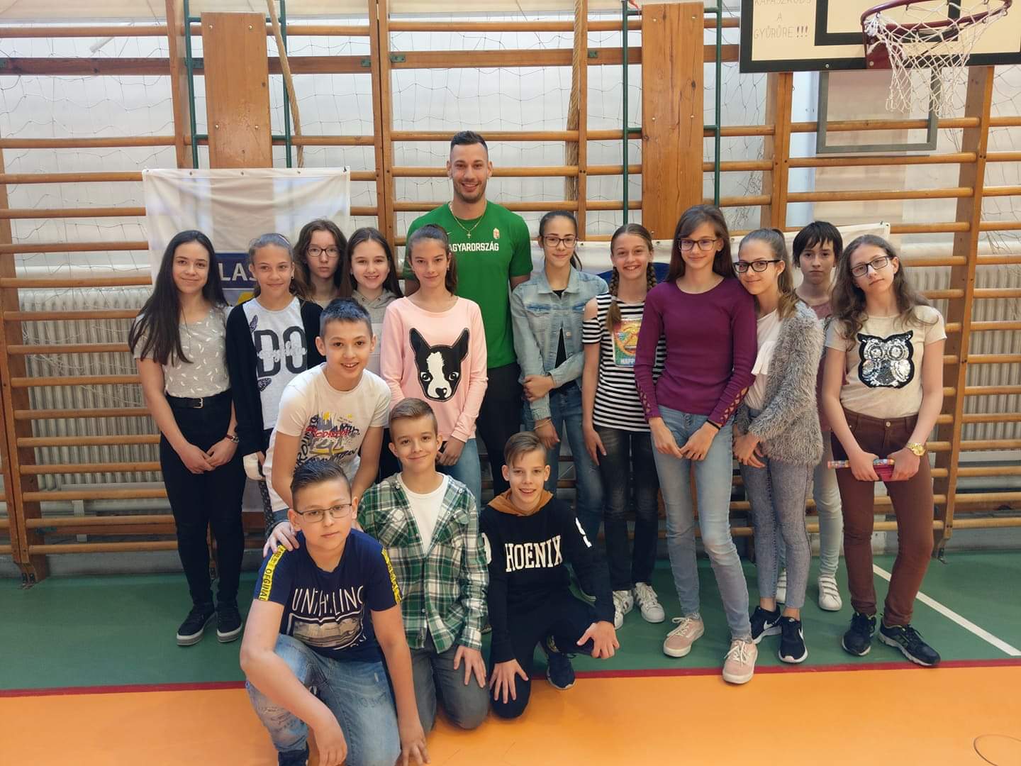 Szűcs-Valdó-a-6.a-oszt.-sportiskolás-tanulóival-1.jpg