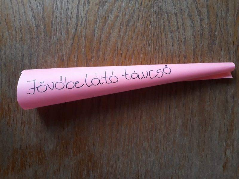 Jövőbelátó-távcső.jpg Jövőbelátó-távcső.jpg