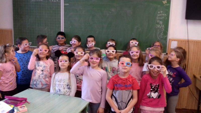 Az-optimista-szemüvegben-a-csapat.jpg Az-optimista-szemüvegben-a-csapat.jpg