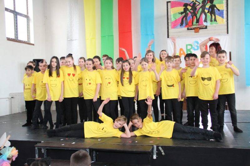 Farsangi-tánc-4.-osztály-27.jpg Farsangi-tánc-4.-osztály-27.jpg