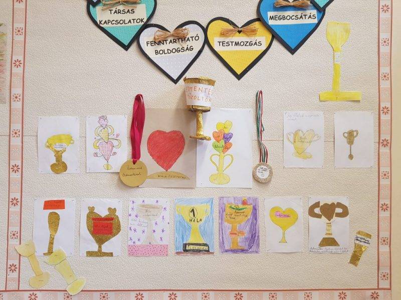 Hála-érdemrendek.jpg Hála-érdemrendek.jpg