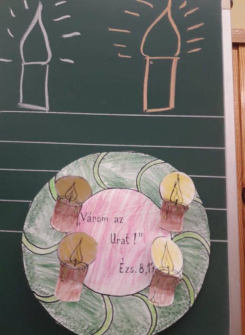 Adventi-koszorú.jpg Adventi-koszorú.jpg