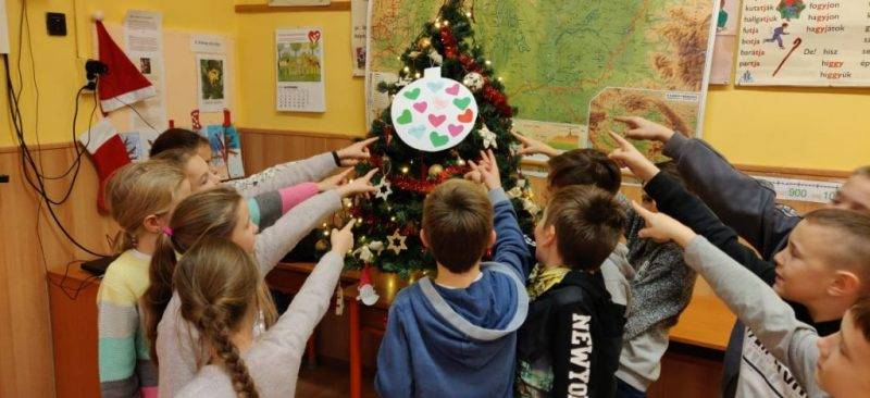 Jótetteink-a-karácsonyfa-díszeként.jpg