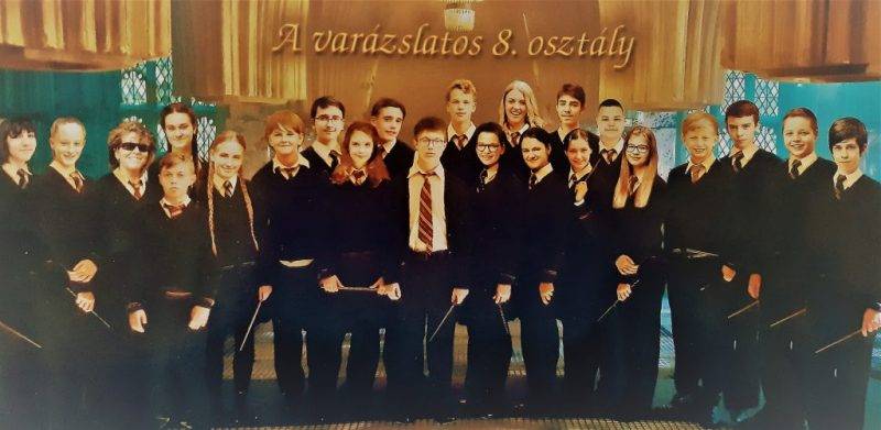 Mosolyt-varázsló-osztály.jpg Mosolyt-varázsló-osztály.jpg