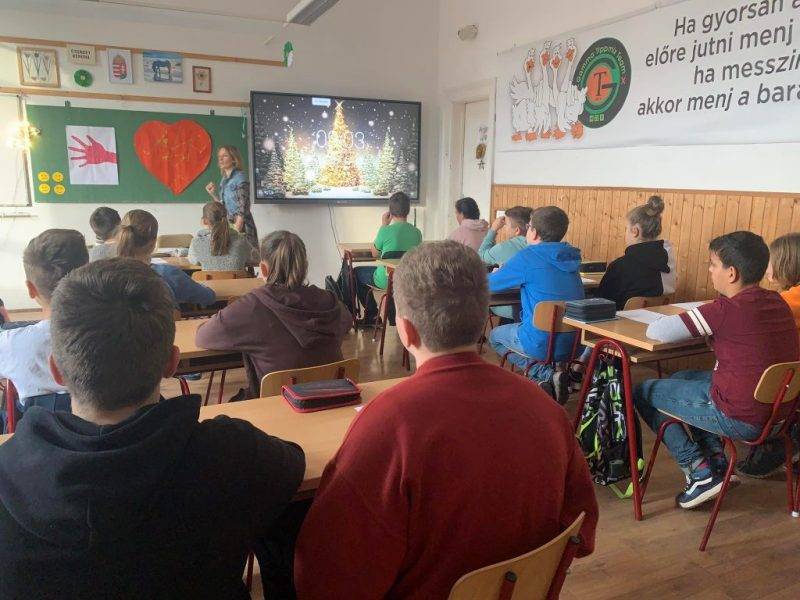 Bemutató-óra.jpg Bemutató-óra.jpg