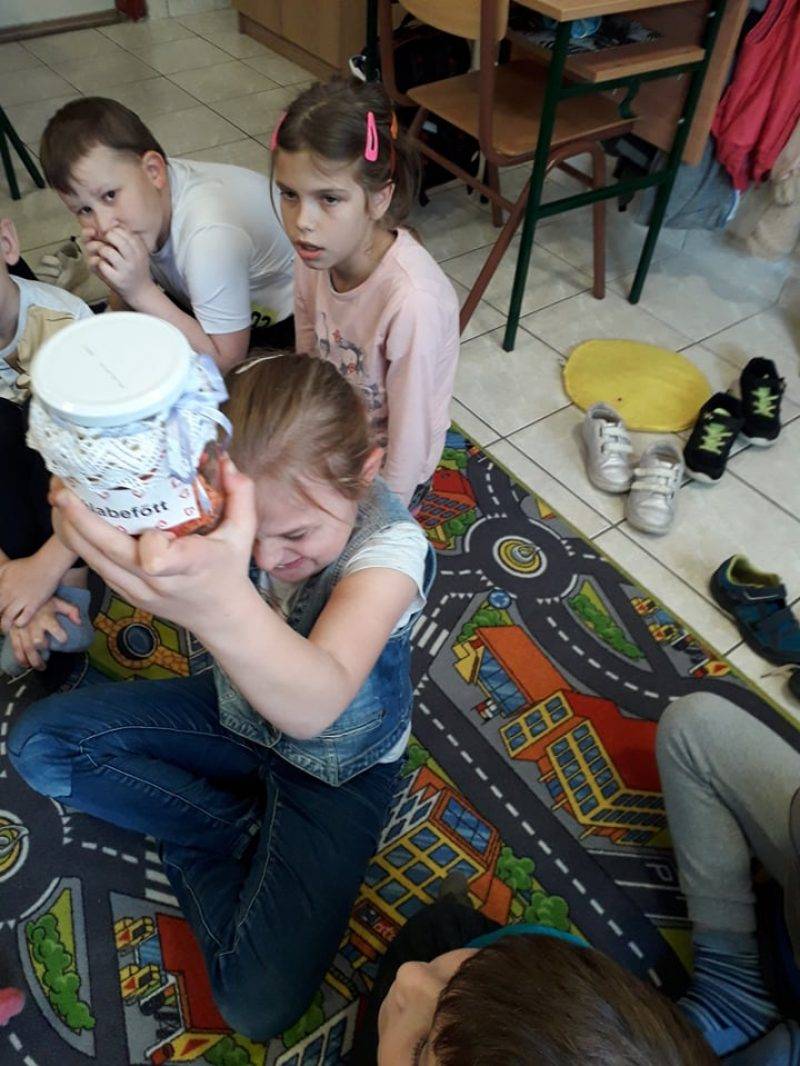 hála-főcím.jpg hála-főcím.jpg