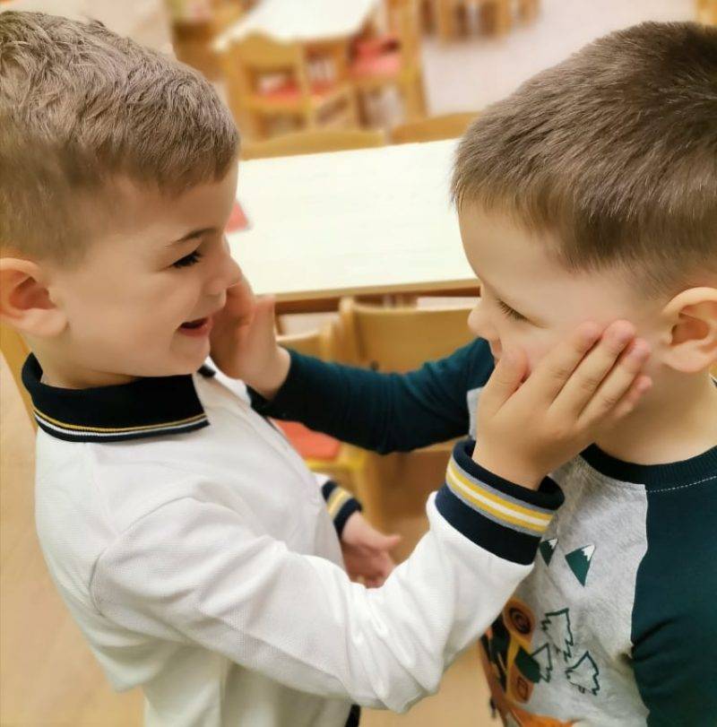 Mit-csinal-a-kis-kezem.jpg Mit-csinal-a-kis-kezem.jpg
