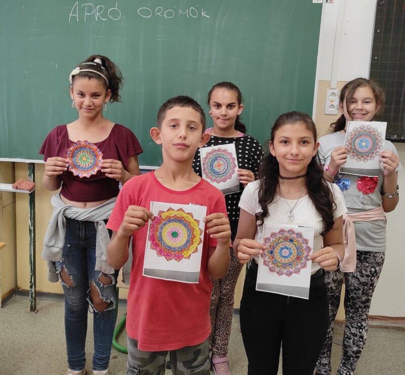 Apró örömök élvezete, egy mandala színezése által Apró örömök élvezete, egy mandala színezése által