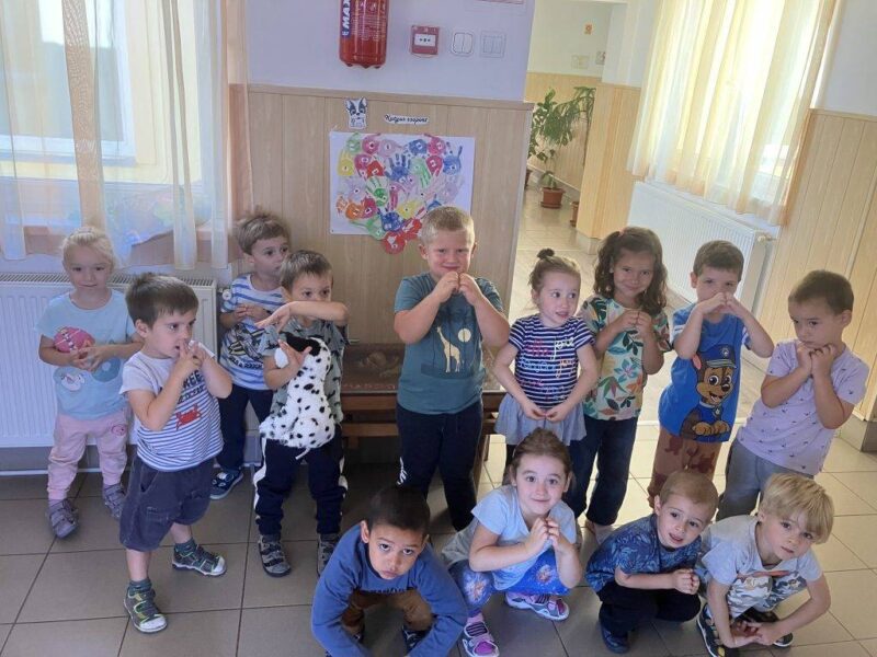 Kicsi szívünk csupa hála Kicsi szívünk csupa hála