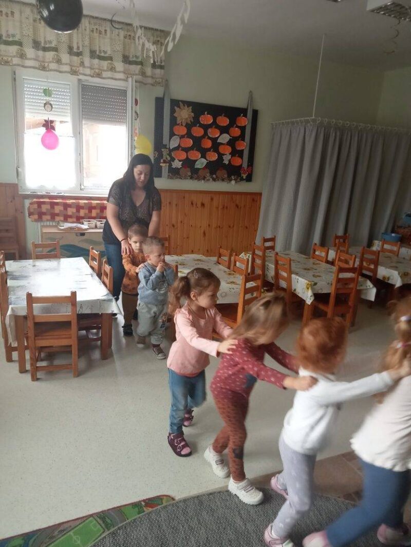 Társas kapcsolatok ápolása Társas kapcsolatok ápolása