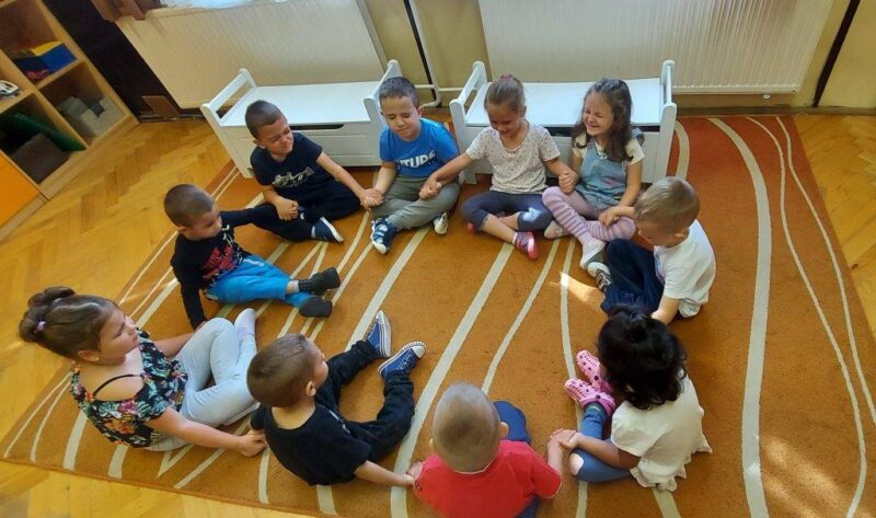 ,,Mindenki, minenki barátja.”