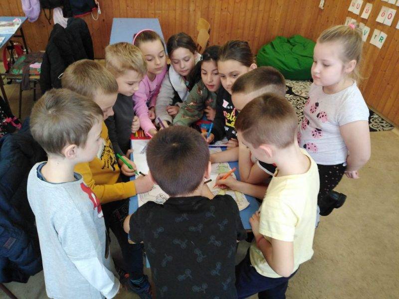 Kozos-munka-plakatkeszites.jpg Kozos-munka-plakatkeszites.jpg