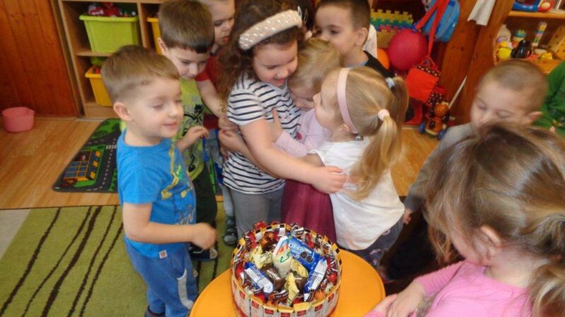Ma van a szülinapom-pom-pom-pom… Ma van a szülinapom-pom-pom-pom…