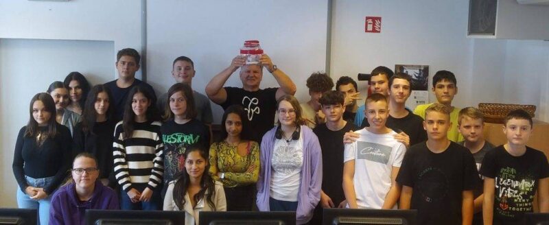 A hála gyakorlása a Pécsi Testvérvárosok Terei Általános Iskola 8.a osztályában