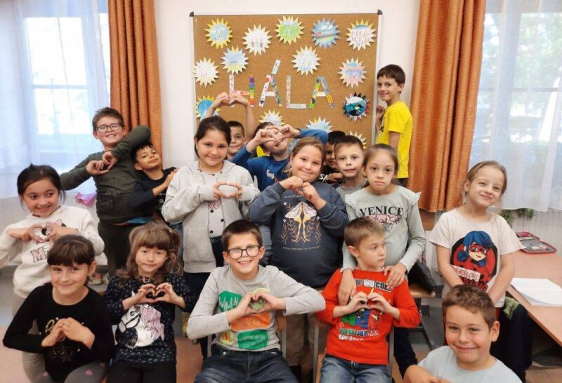 „Cseppnyi jóság forrásnyi hálát fakaszt.” „Cseppnyi jóság forrásnyi hálát fakaszt.”