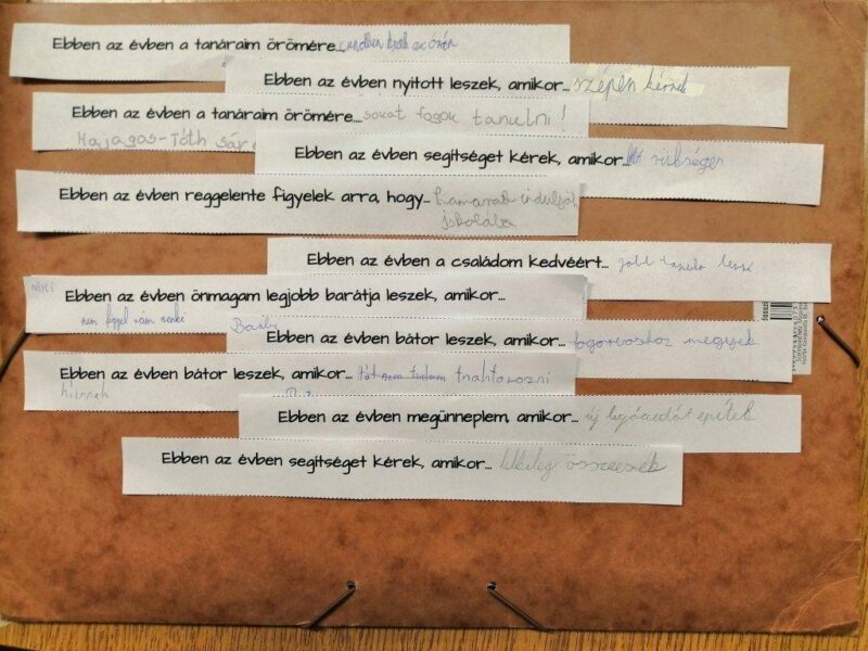 Hátranézek, előre lépek Hátranézek, előre lépek