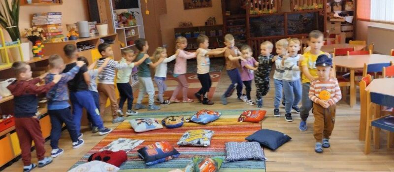 Sári néni utazik Sári néni utazik