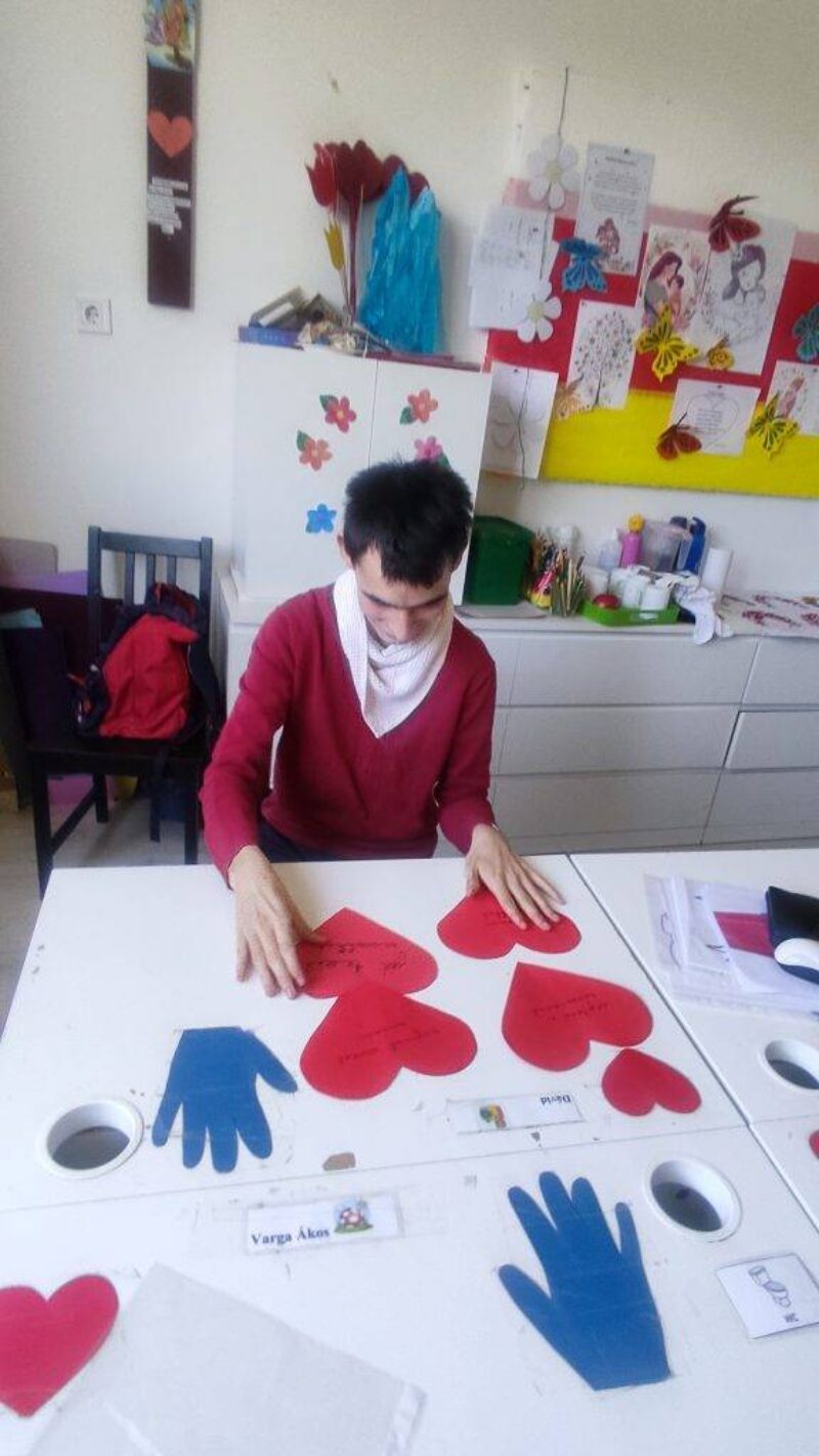 Boldogító jó cselekedetek Boldogító jó cselekedetek