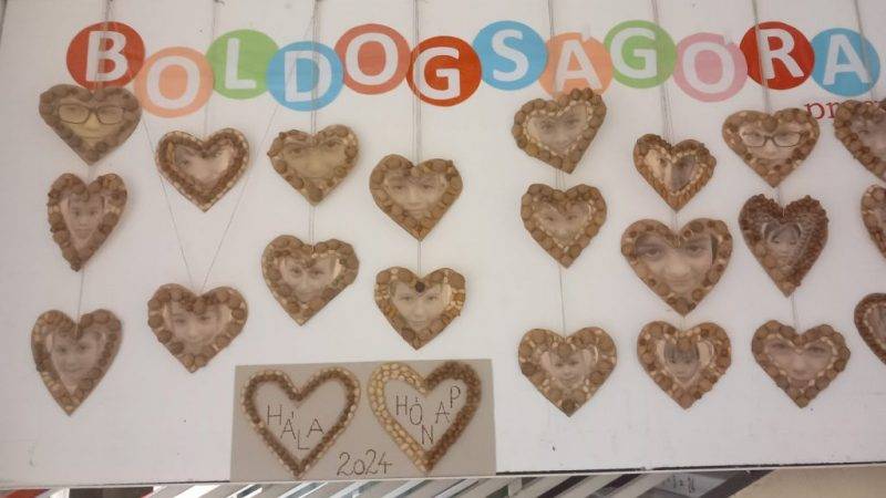 Boldogsagfal-Hala.jpg Boldogsagfal-Hala.jpg