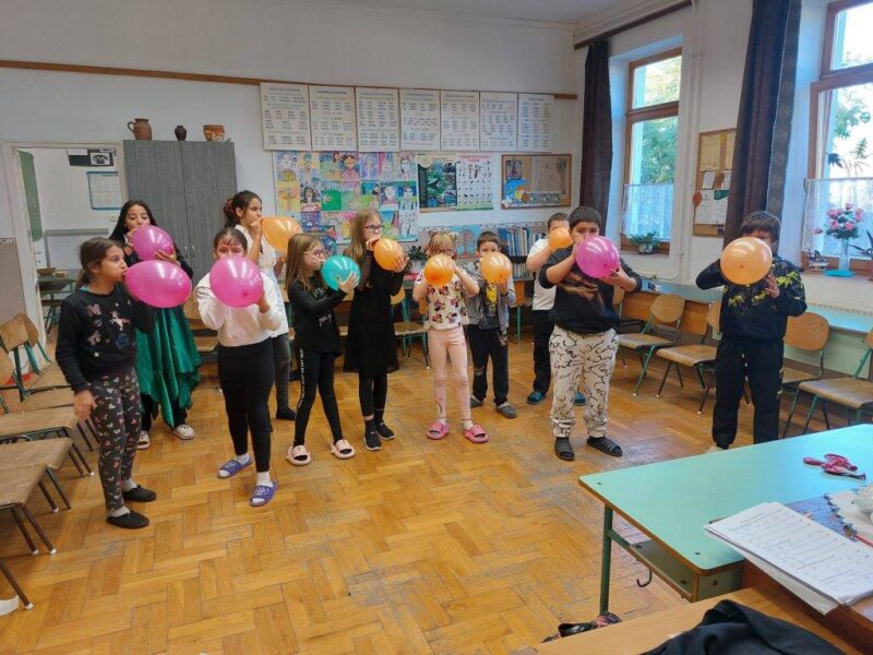 Klubdélután mozgással, vetélkedővel, nyimi-nyamival, beszélgetéssel, tánccal….. Klubdélután mozgással, vetélkedővel, nyimi-nyamival, beszélgetéssel, tánccal…..