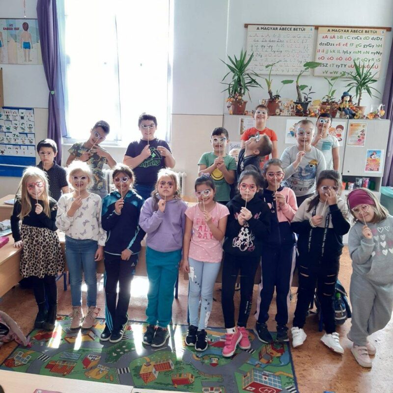 Optimista szemüvegben más a világ Optimista szemüvegben más a világ