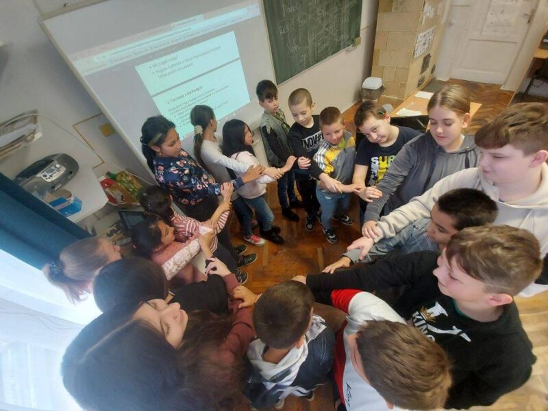 Társas kapcsolataink Társas kapcsolataink