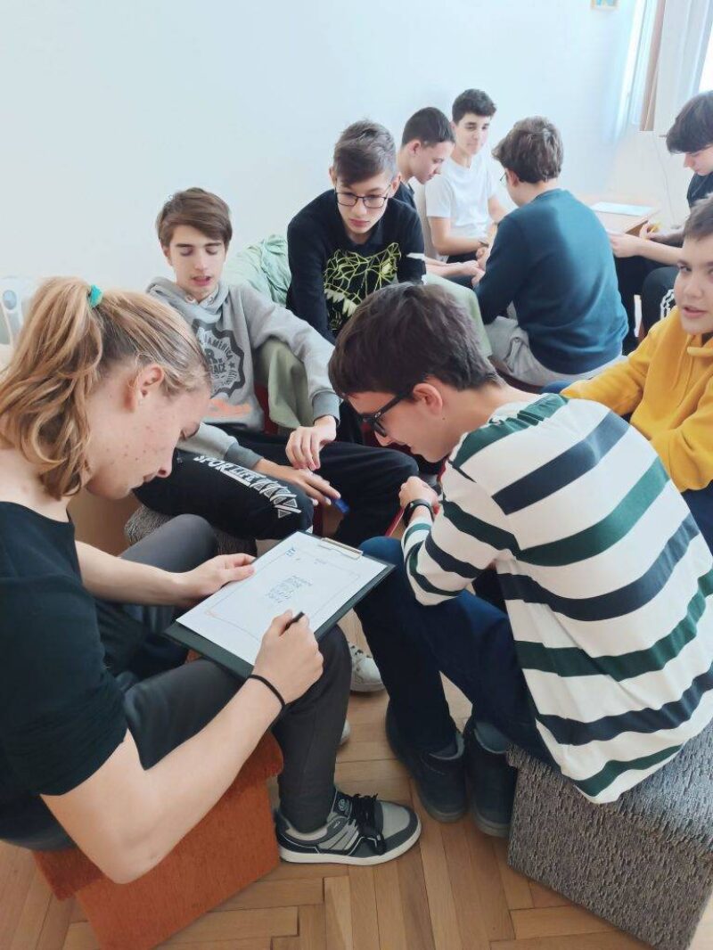Társas kapcsolataink Társas kapcsolataink