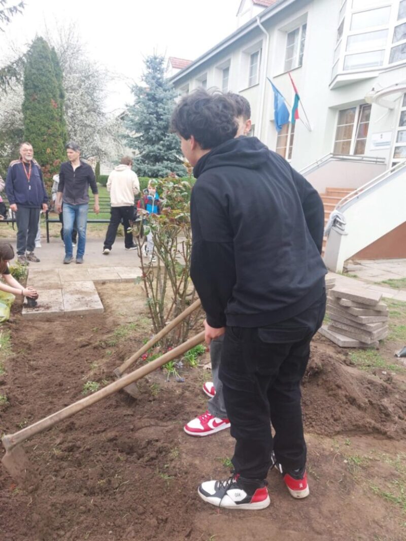 Kerteszkedes.jpg Kerteszkedes.jpg