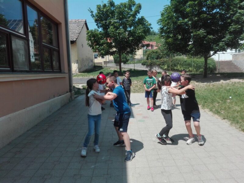 Ügyeskedjünk! Ügyeskedjünk!