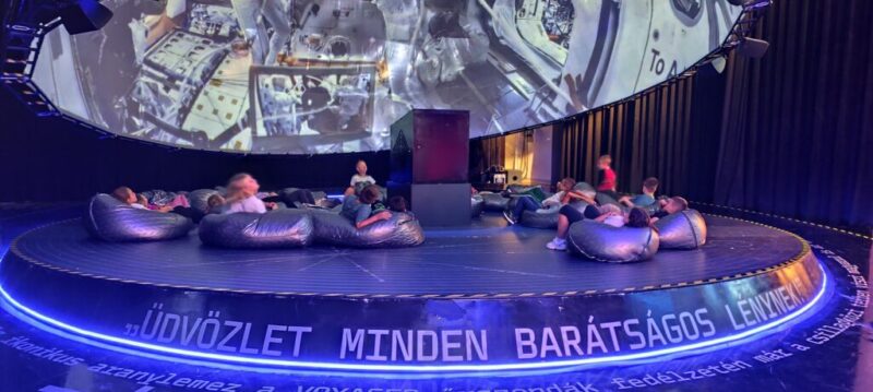 Hála, űrkutatás és a tanulás fontossága – a jövő nemzedéke Hála, űrkutatás és a tanulás fontossága – a jövő nemzedéke