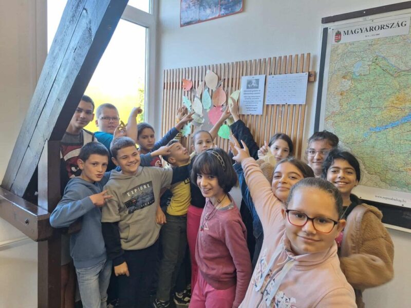 Halafa-dekoracio-a-tanteremben.jpg Halafa-dekoracio-a-tanteremben.jpg