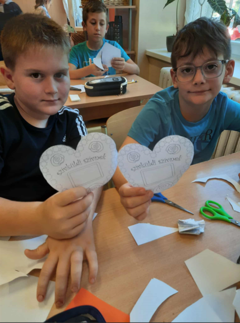 Sziv-kuldi-szivnek.png Sziv-kuldi-szivnek.png