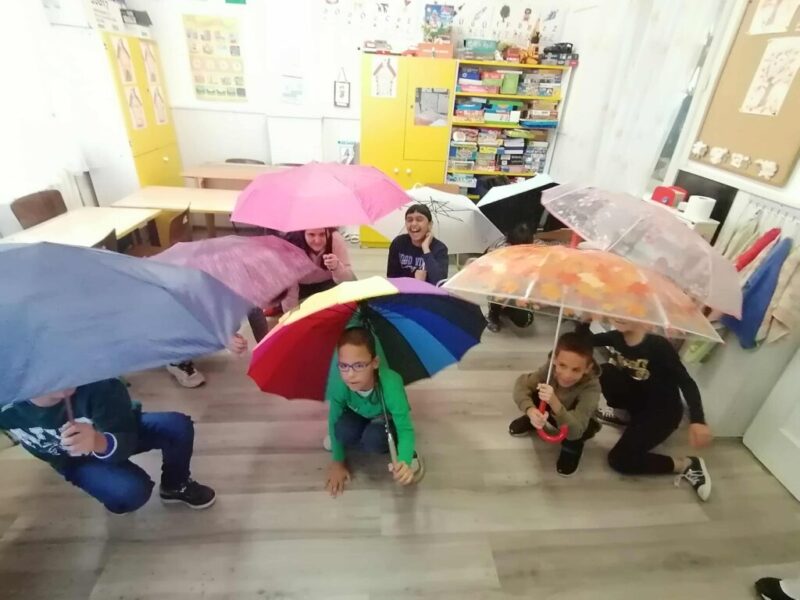 Esős nap, mosolygós szívek Esős nap, mosolygós szívek