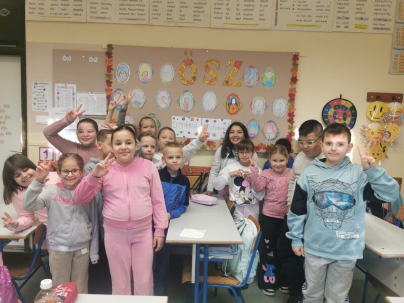 Optimisták vagyunk és mosolygósak Optimisták vagyunk és mosolygósak