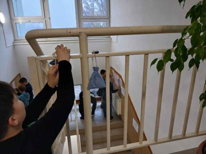 Mesék szárnyán az apró örömök felé Mesék szárnyán az apró örömök felé