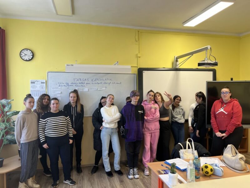 Társas kapcsolatok ápolása Társas kapcsolatok ápolása