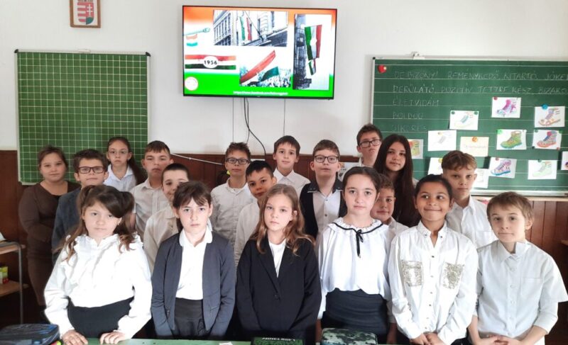 🎵 Lépj egyet, csak egyet, megéri majd a vége, Aki megy és nem adja fel, az megérkezik végre. 🎵 🎵 Lépj egyet, csak egyet, megéri majd a vége, Aki megy és nem adja fel, az megérkezik végre. 🎵