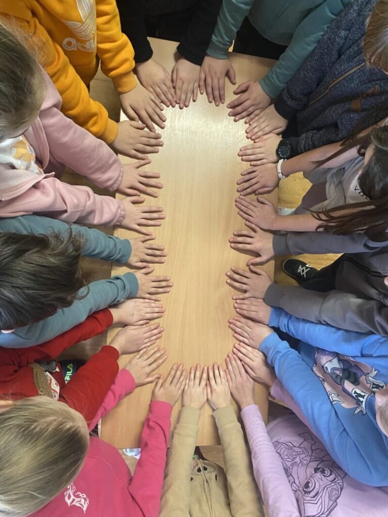 Segítő kezek Segítő kezek