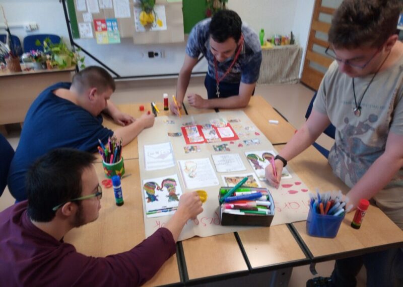 Társas kapcsolatok ápolása Társas kapcsolatok ápolása