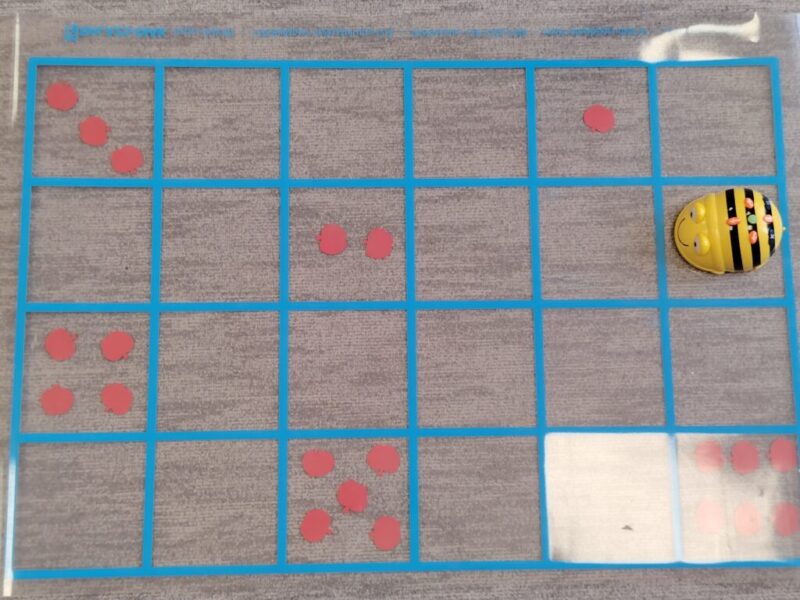 „Célba jutó Bee bot” „Célba jutó Bee bot”